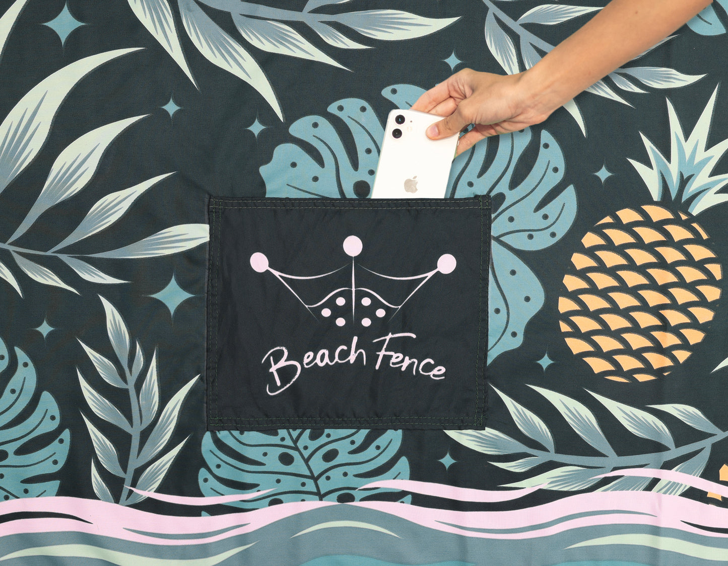 PINAPPLE OASIS - 20 ft Beach Windscreen, Rubber Mallet and Carry Bag Included